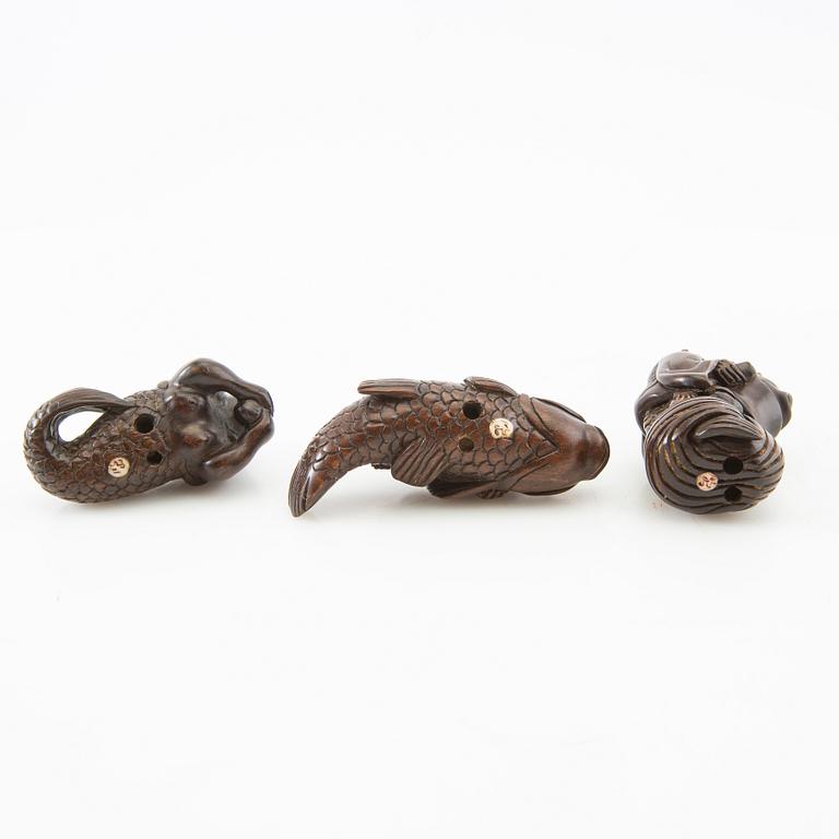 Netsuke, tre stycken, buxbom. Japan, 1900-tal.
