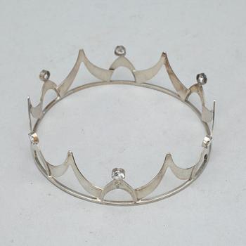 BRUDKRONA, sterling silver med vita briljantslipade stenar, handsmide, Albrecht, Lund, 1961. Vikt ca43,4g.