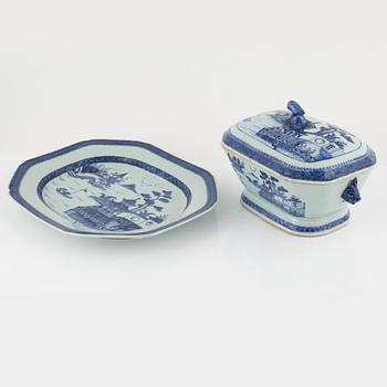 A blue and white porcelain tureen with lid and stand, China, Qianlong (1736-95).