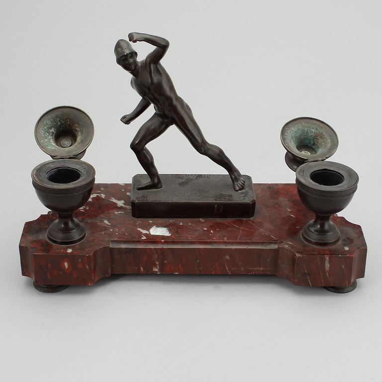 BORDSUPPSATS, marmor och brons, empiretyp, 1800-tal, bär otydl. signatur.