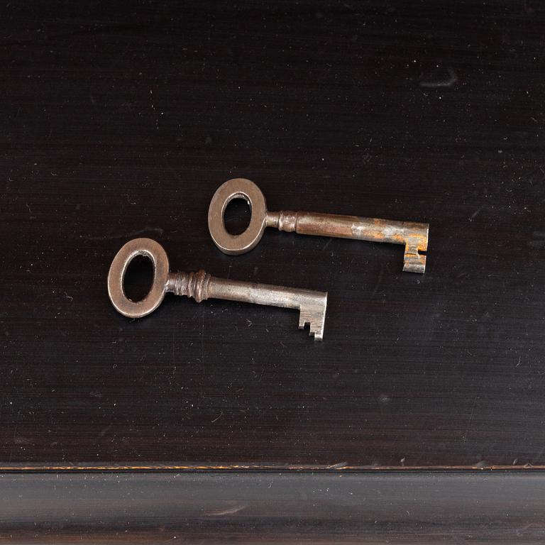 A cabinet, around the year 1900.