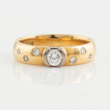 Ring, Engelbert, gold and brilliant cut diamond ring.