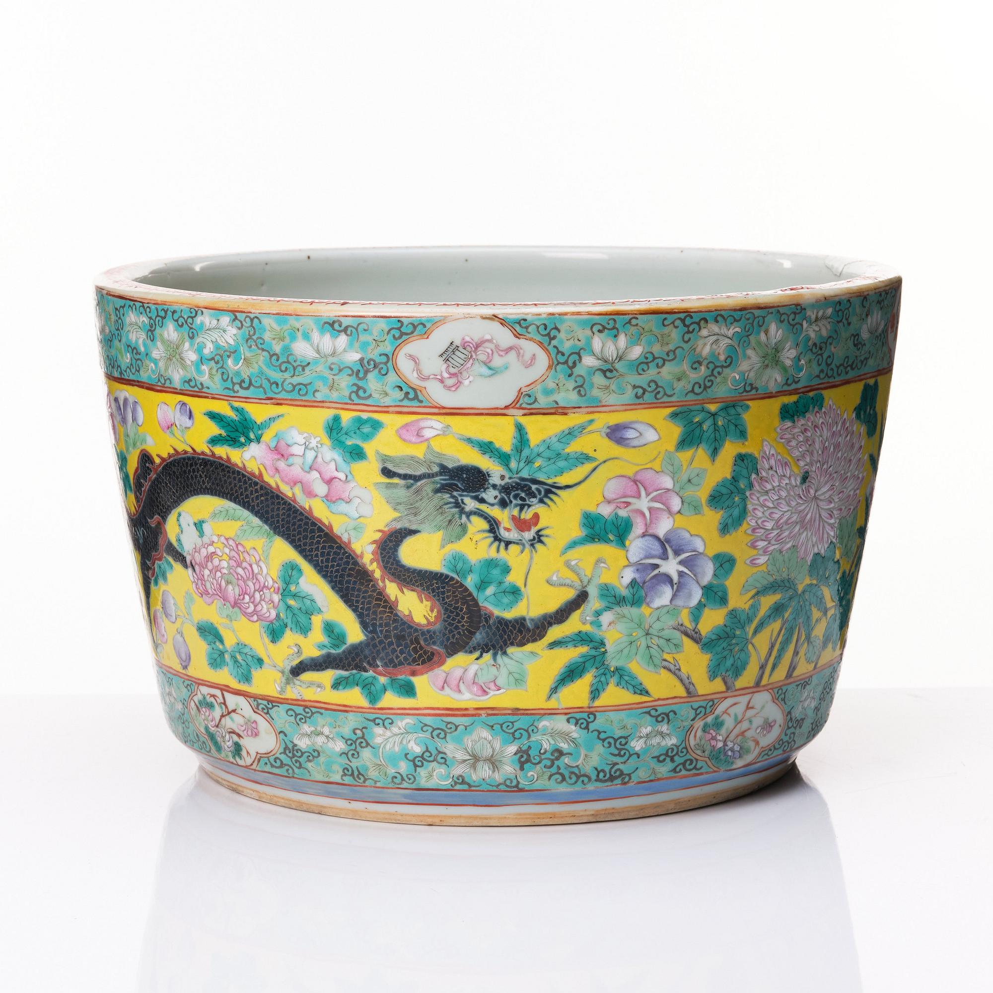 A large enamelled four clawed dragon flower pot, Qing dynasty, circa 1900.