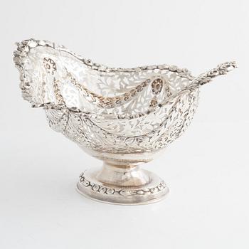 An English silver basket/bowl, mark of George Nathan & Ridley Hayes, Chester 1905.