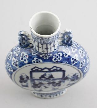 PILGRIMSFLASKA, porslin, Kina, 1800-talets mitt.
