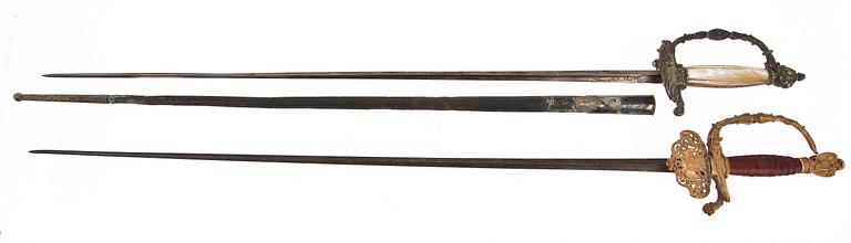 DRÄKTVÄRJOR, 2 st, 1800-tal.