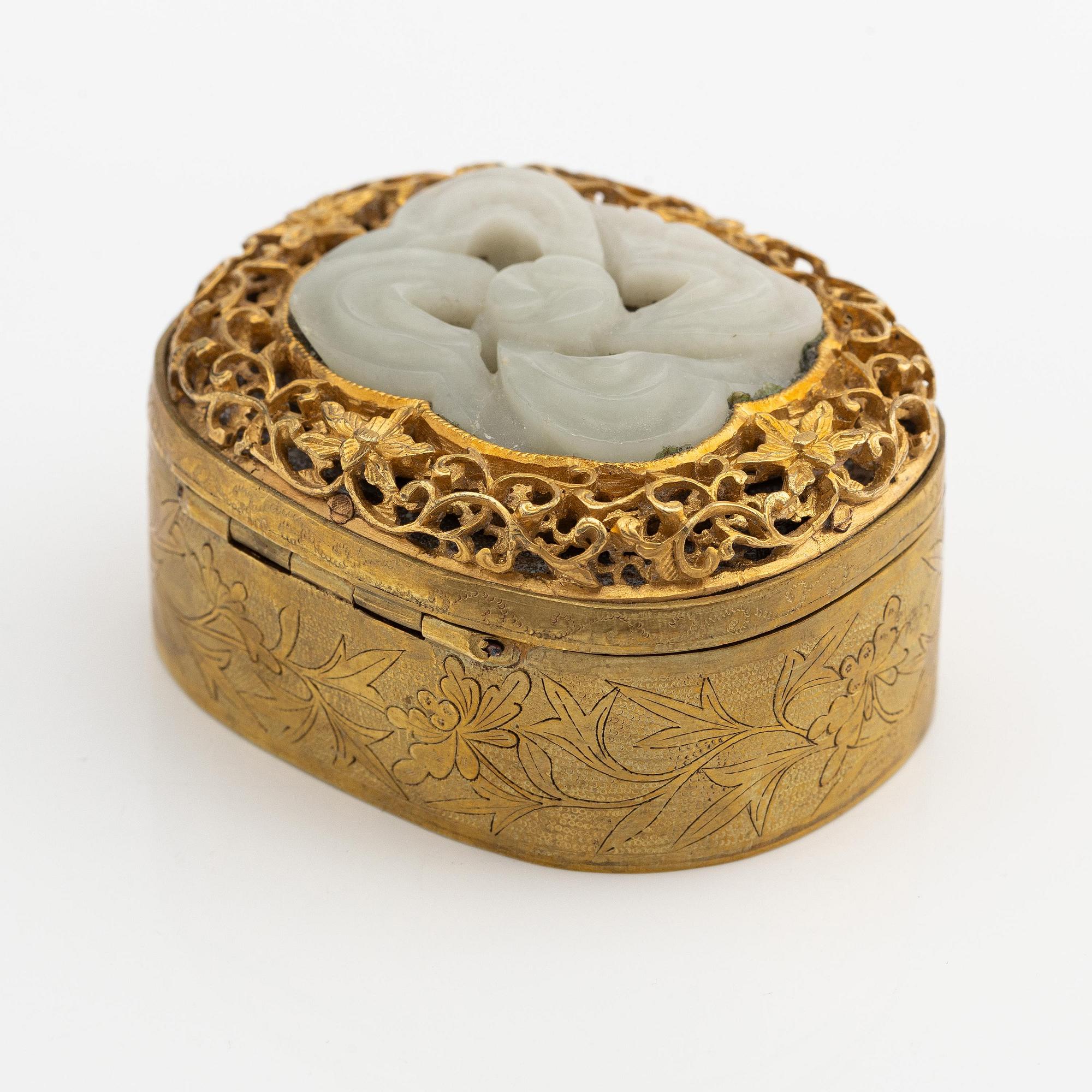 A gilded box with an 'endless knot' inlay, Qing dynasty, 19th century.