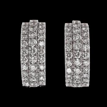 1121. A pair of brilliant cut diamond earrings, tot. 1.98 cts.