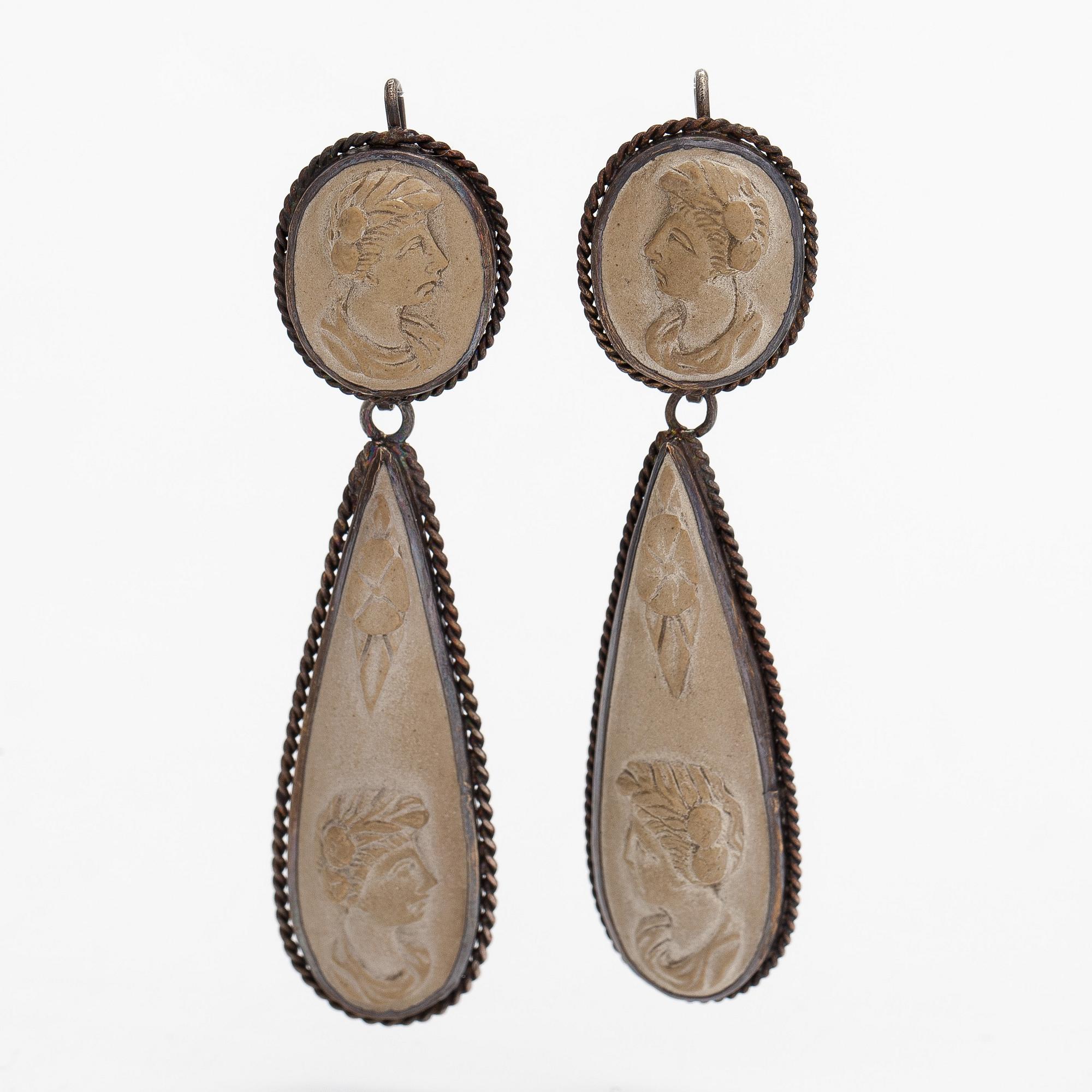 Rintaneula ja korvakorupari, laavakamee.