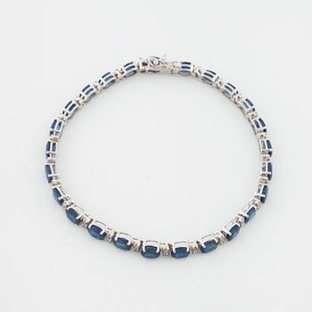ARMBAND, med fasettslipade safirer totalt ca 9.75 ct och briljantslipade diamanter, totalt ca 0.50 ct.