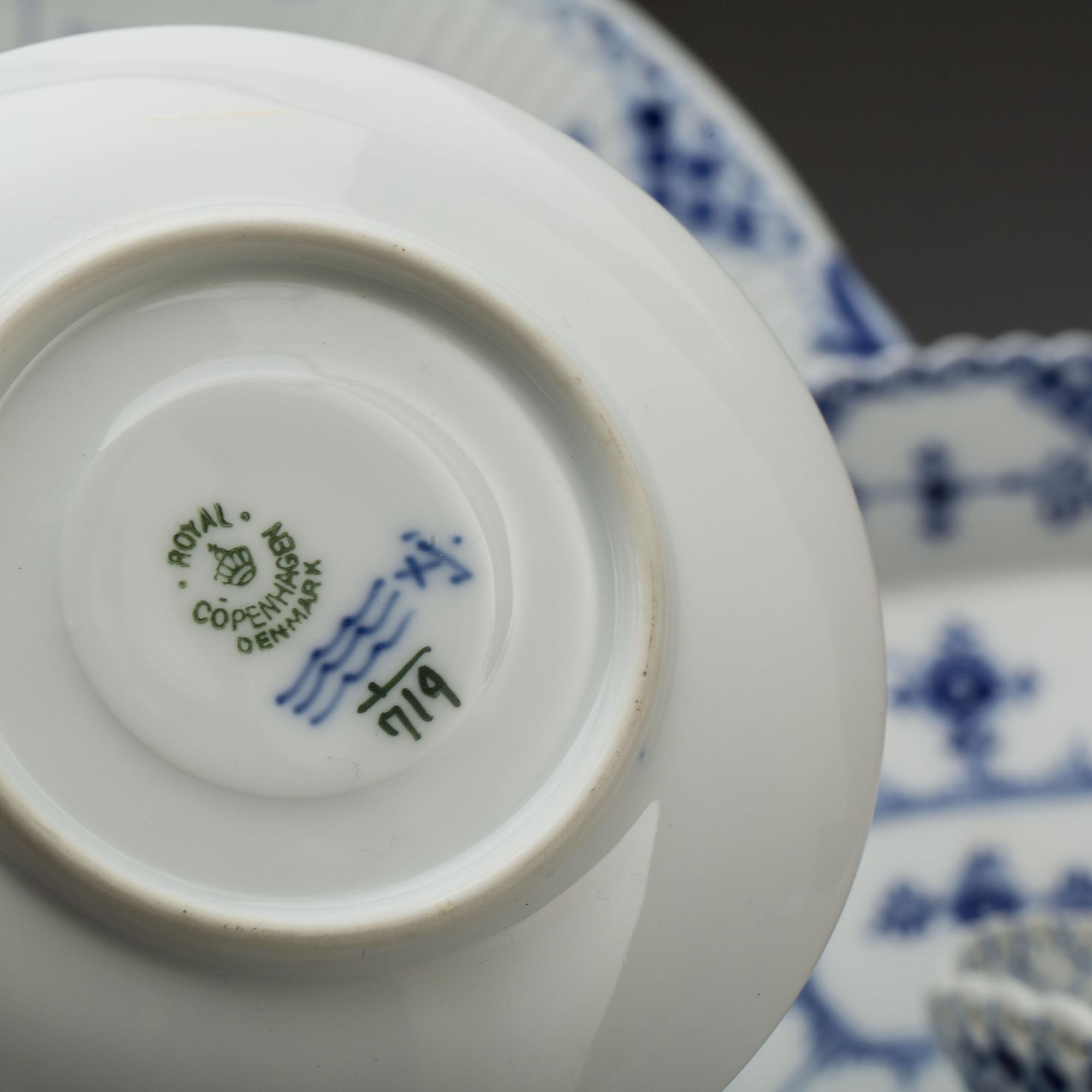 SERVISDELAR, 32 delar, porslin, "Musselmalet", Royal Copenhagen.