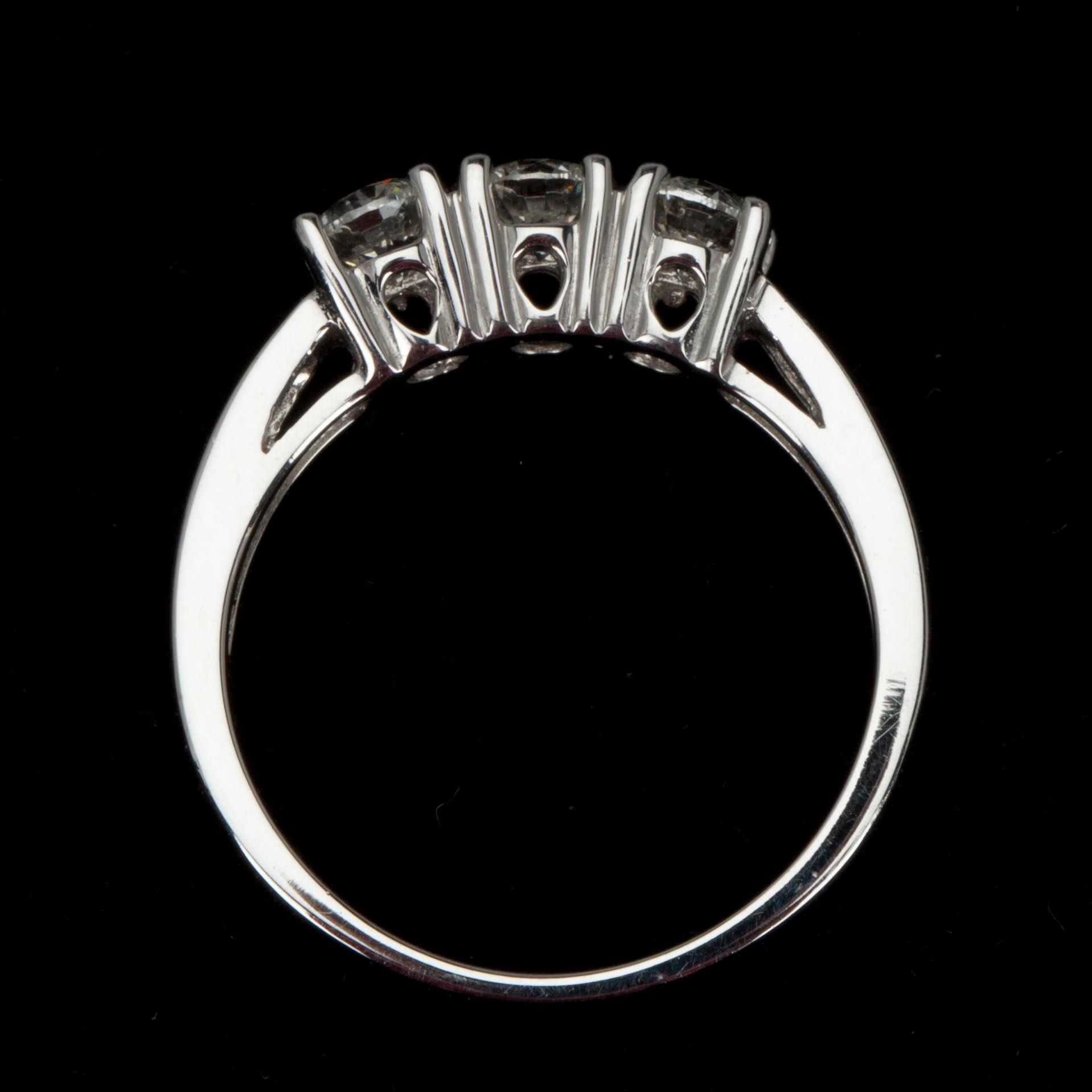 RING, vitguld 18K samt 3 diamanter à 0,25 ct, tot. 0,75 ct. Vikt 3,4 g.