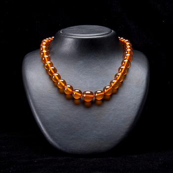 HALSBAND, 2 st, och ARMBAND, bärnsten, 1900-tal.