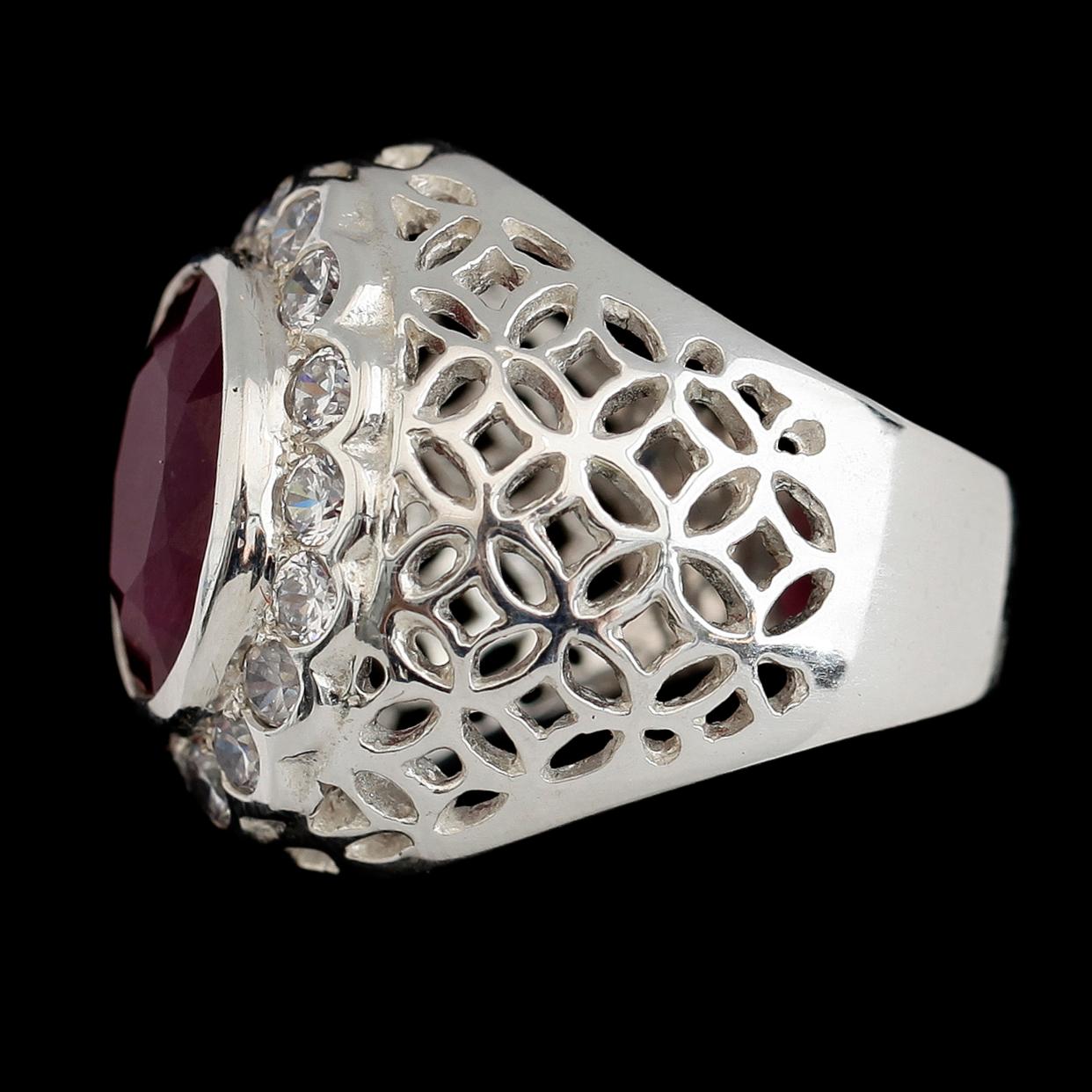 RING, vitguldspläterat sterlingsilver, rubin ca 9.45 ct, vita safirer tot ca 0.95 ct.
