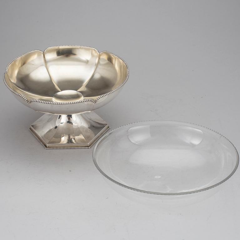 SKÅL, silver med glasinsats, CG Hallberg, Stockholm, 1917. Vikt 641 g (exkl. glasinsats).