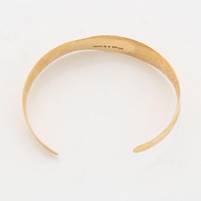 18K gold bangle, Alton.