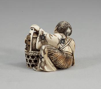 OKIMONO samt NETSUKES, två stycken, ben. Japan, omkring 1900.