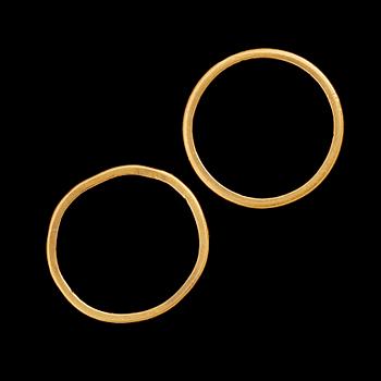 RINGAR, 2 st, 23 k guld. Vikt ca 5 g.