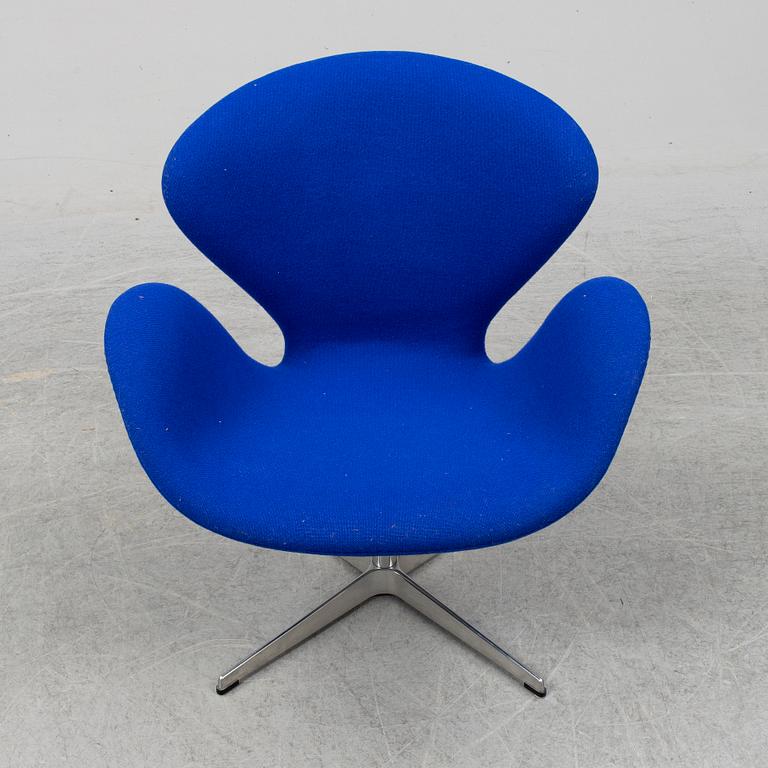 ARNE JACOBSEN, fåtölj, "Svanen", Fritz Hansen, Danmark, 2006.