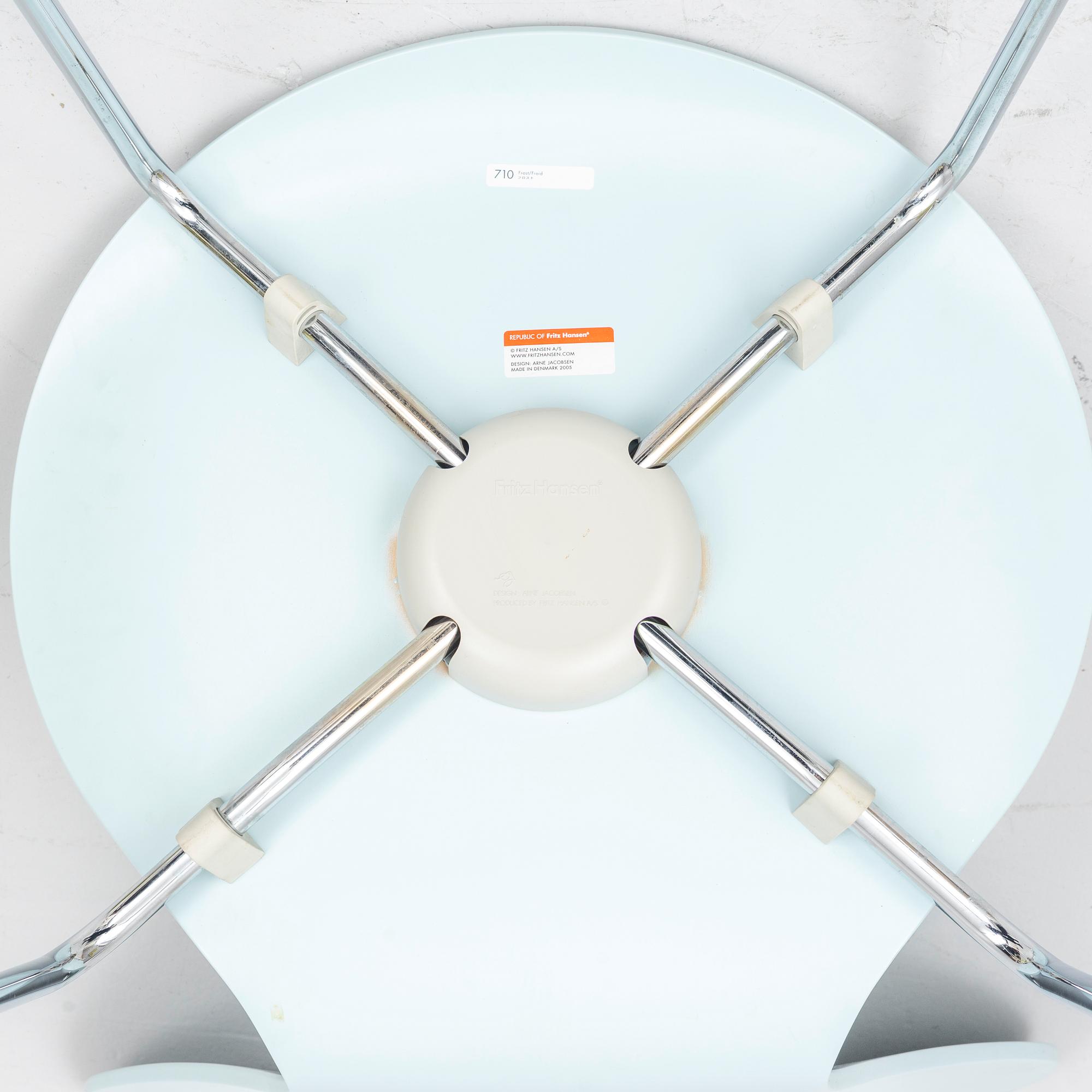 Arne Jacobsen, three 'Serie 7' chairs, Fritz Hansen 2005.