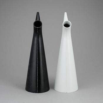 VATTENKANNOR, 2 st, plast, design Carl-Arne Breger, Gustavsberg.