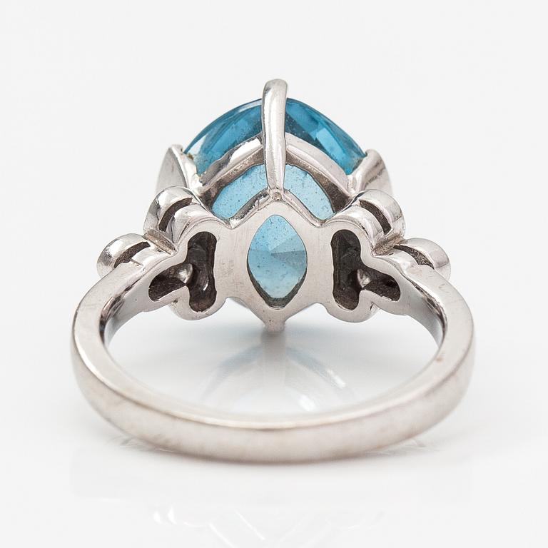A 14K white gold ring with a topaz and diamonds ca. 0.18 ct in total.