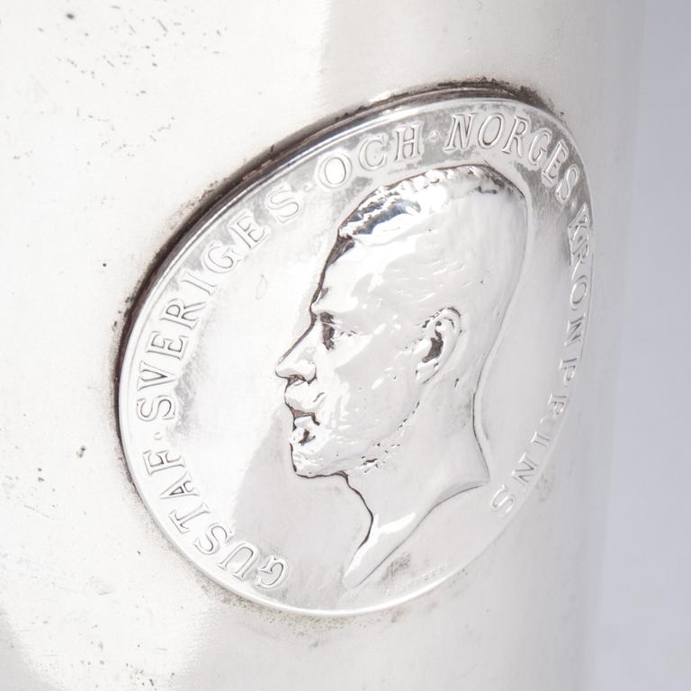 BÄGARE, silver. CG Hallberg 1904. Hästhoppningspris. Viktr 300 gr.