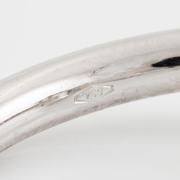 Ring 18K vitguld med en smaragdslipad diamant.