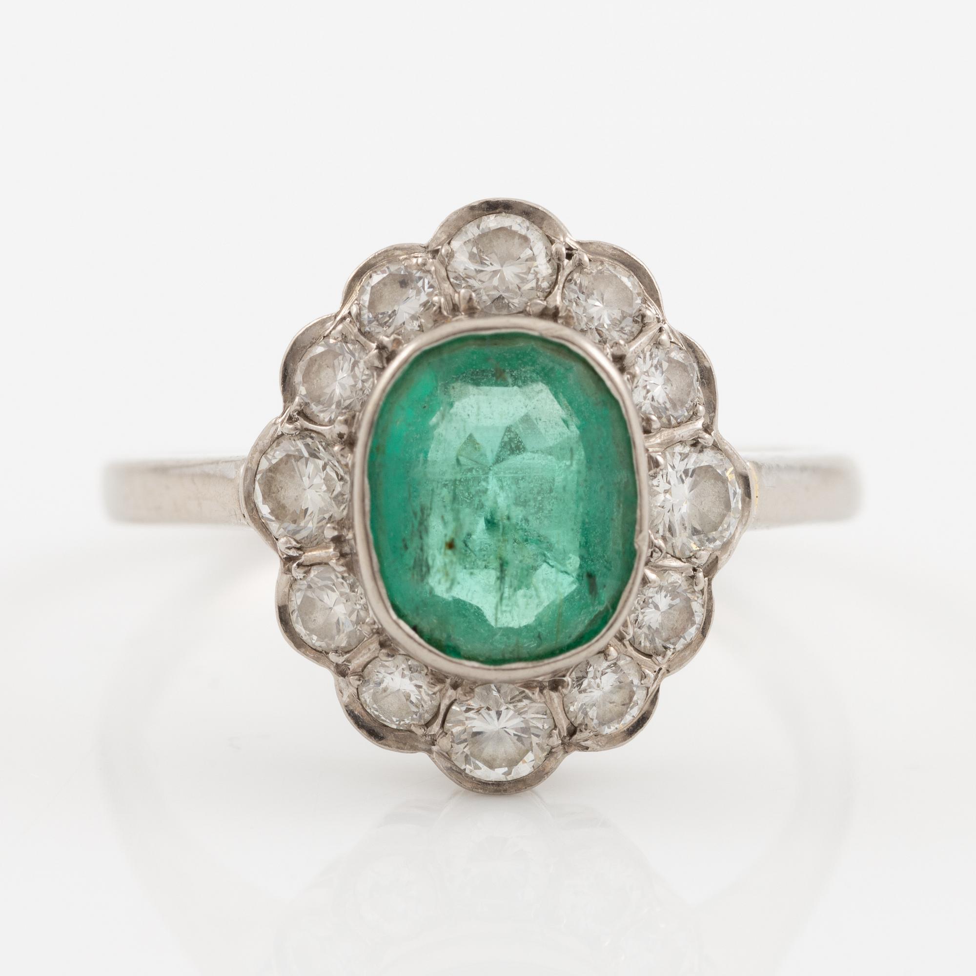 Ring 18K white gold with emerald and brilliant-cut diamonds.