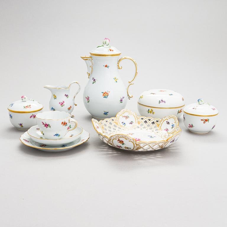A 38-piece Meissen porcelain coffee set. 20th century.
