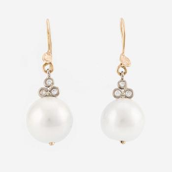 Earrings with cultured freshwater pearls and brilliant-cut diamonds.