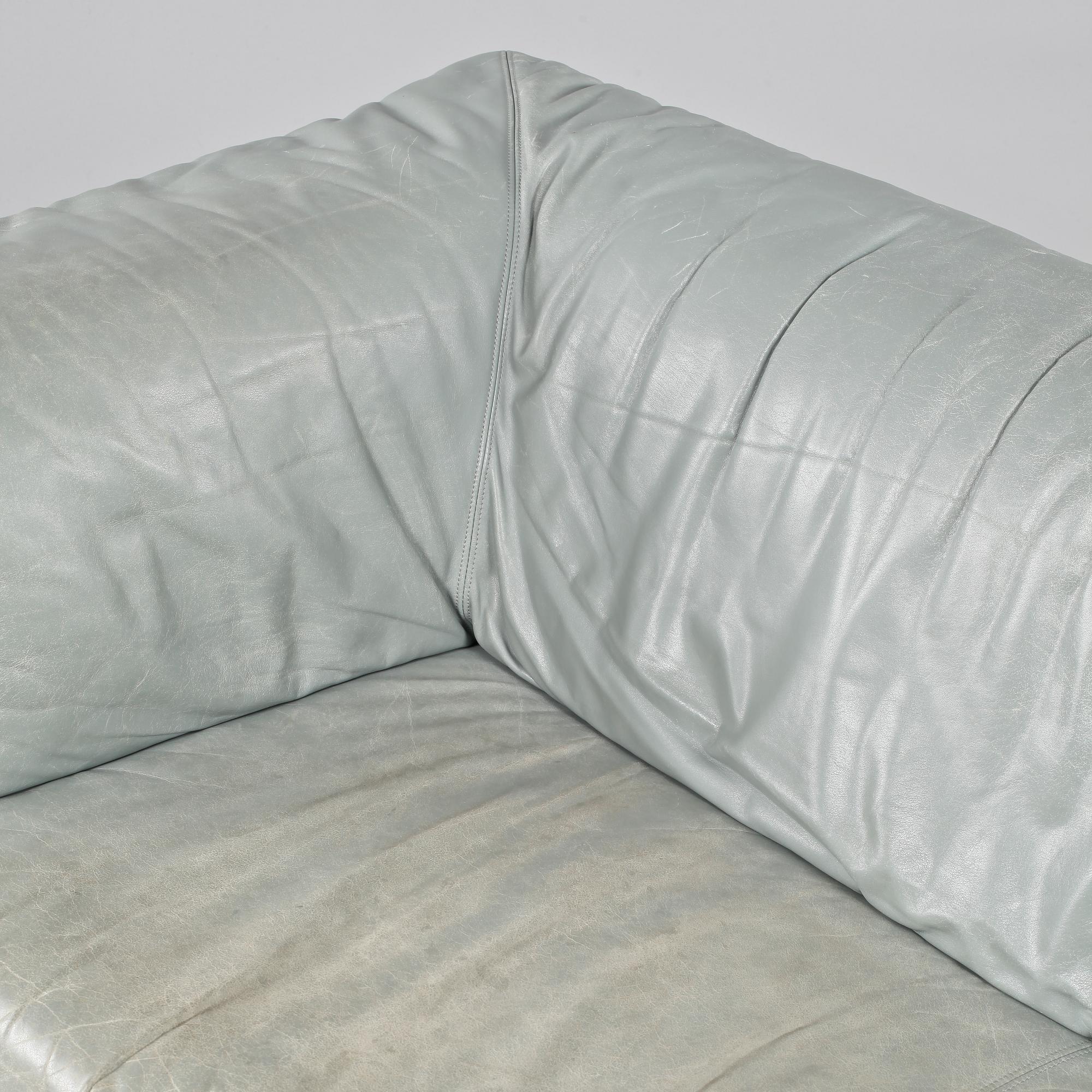 SOFFA, Etienne Aigner, 1900-talets fjärde kvartal.