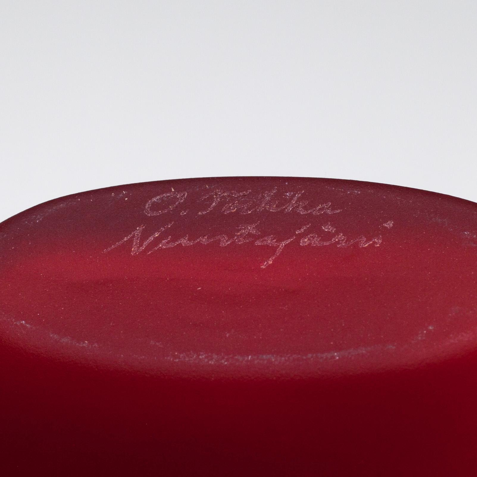 FLASKOR, 2 st, glas, "Smultronstället", signerade O. Toikka Nuutajärvi. 1980-tal.