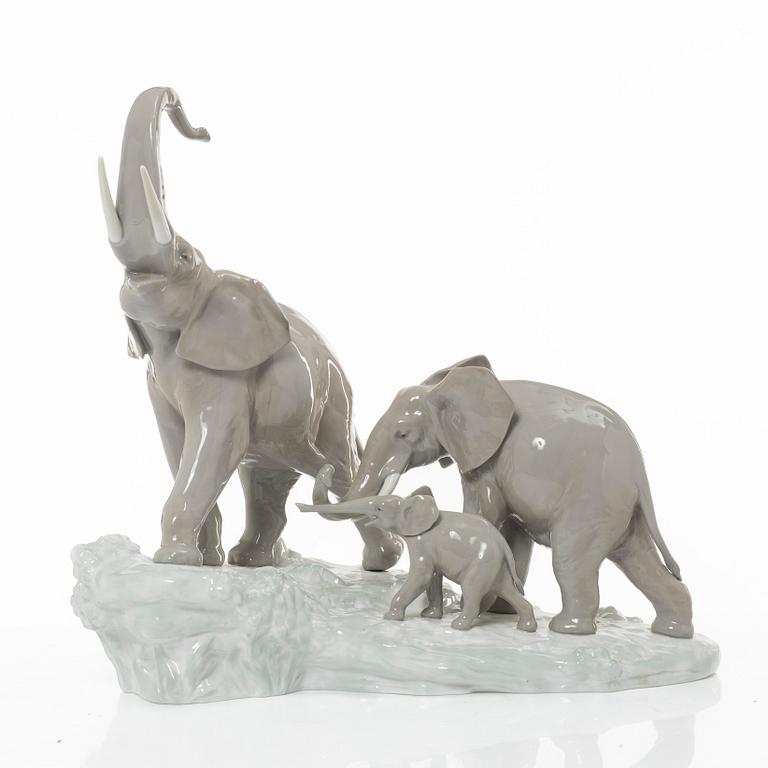 Fulgencio García, figurine, "Elephants walking", Lladró, Spain.