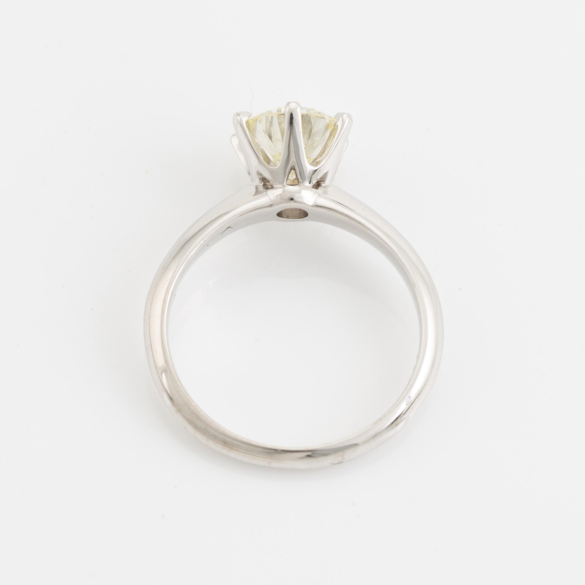 Ring, solitär med briljantslipad diamant.