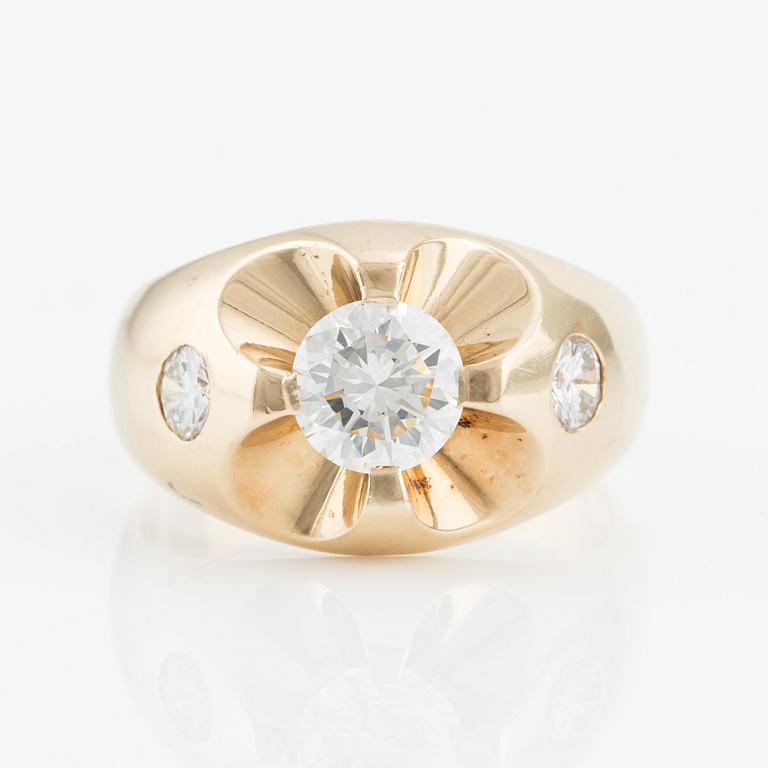 Ring, 18K guld med briljantslipade diamanter, medföljande GIA diamond report.