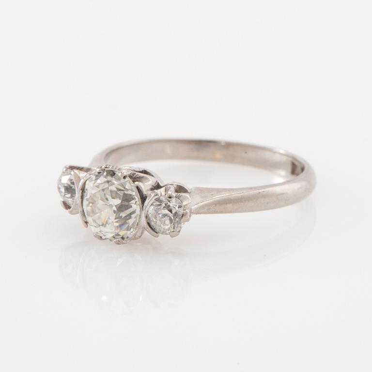Ring trestensring 18K vitguld med runda gammalslipade diamanter.