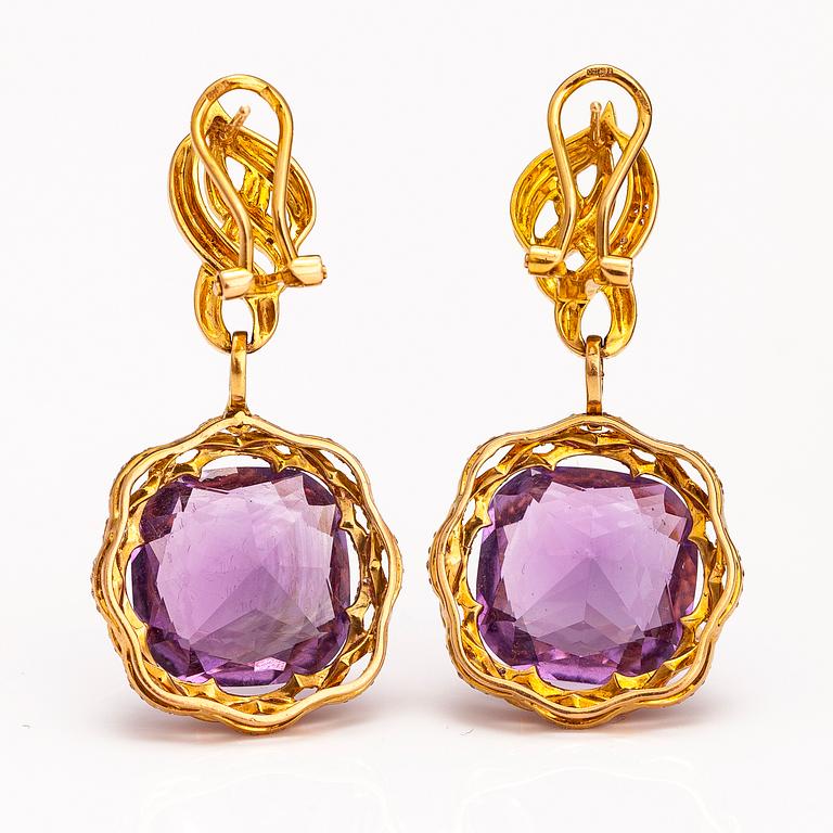 A pair of 18K gold earring swith amethysts and diamonds ca. 0.96 ct in total.