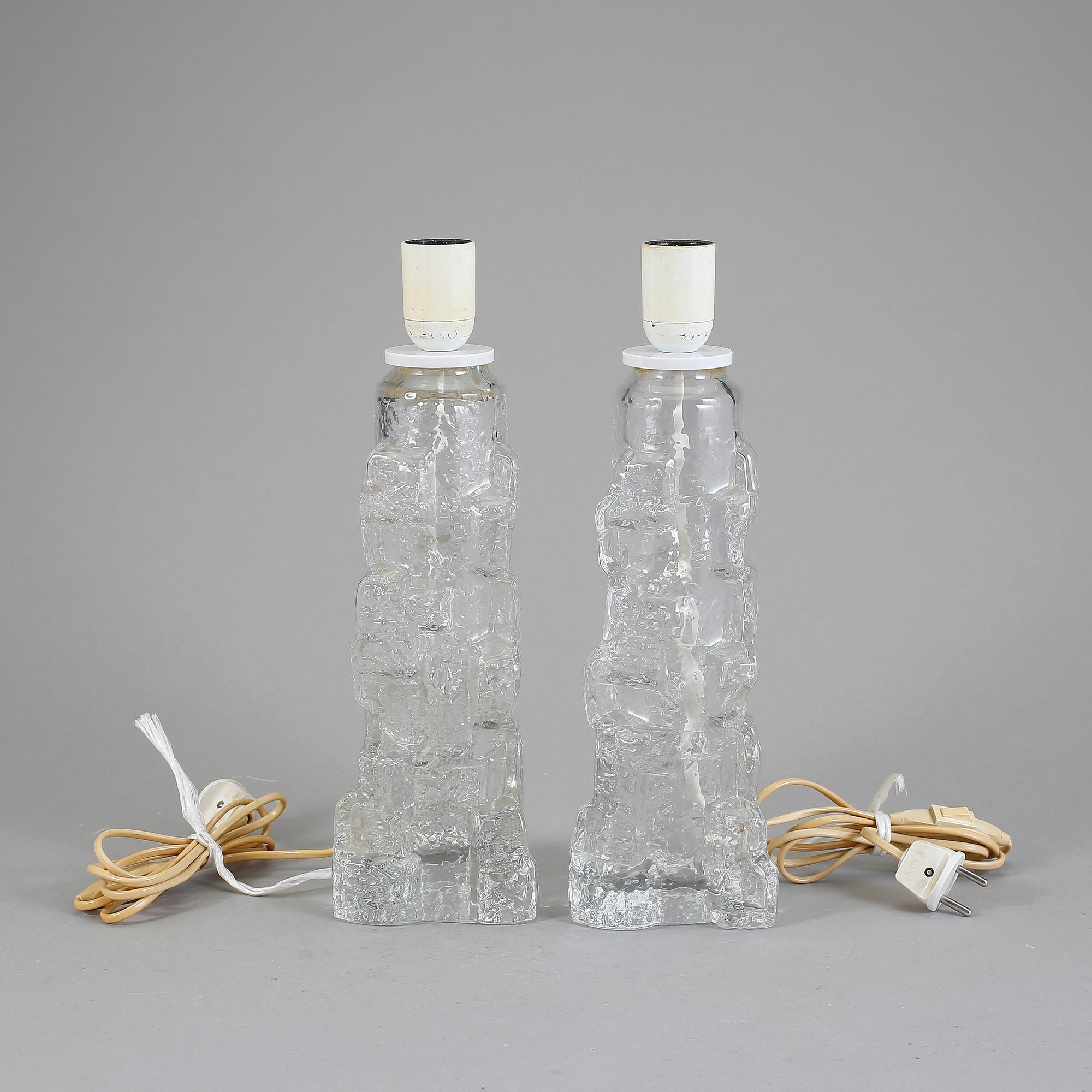 BORDSLAMPOR, ett par, glas, möjligen Reijmyre. 1960-tal.