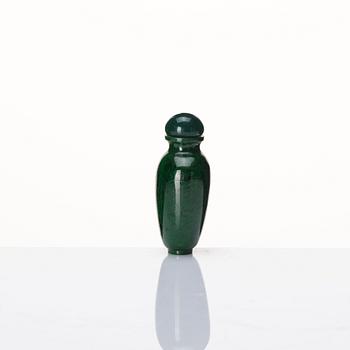 A Chinese jade snuff bottle with stopper, 20th century.