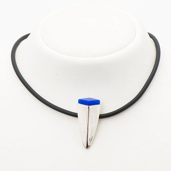 AN ULLA POROPUDAS JEWELLERY SET, silver, acrylic. Lapponia 1988.