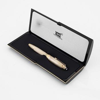 Montblanc, a 'Meisterstück Solitaire' fountain pen.