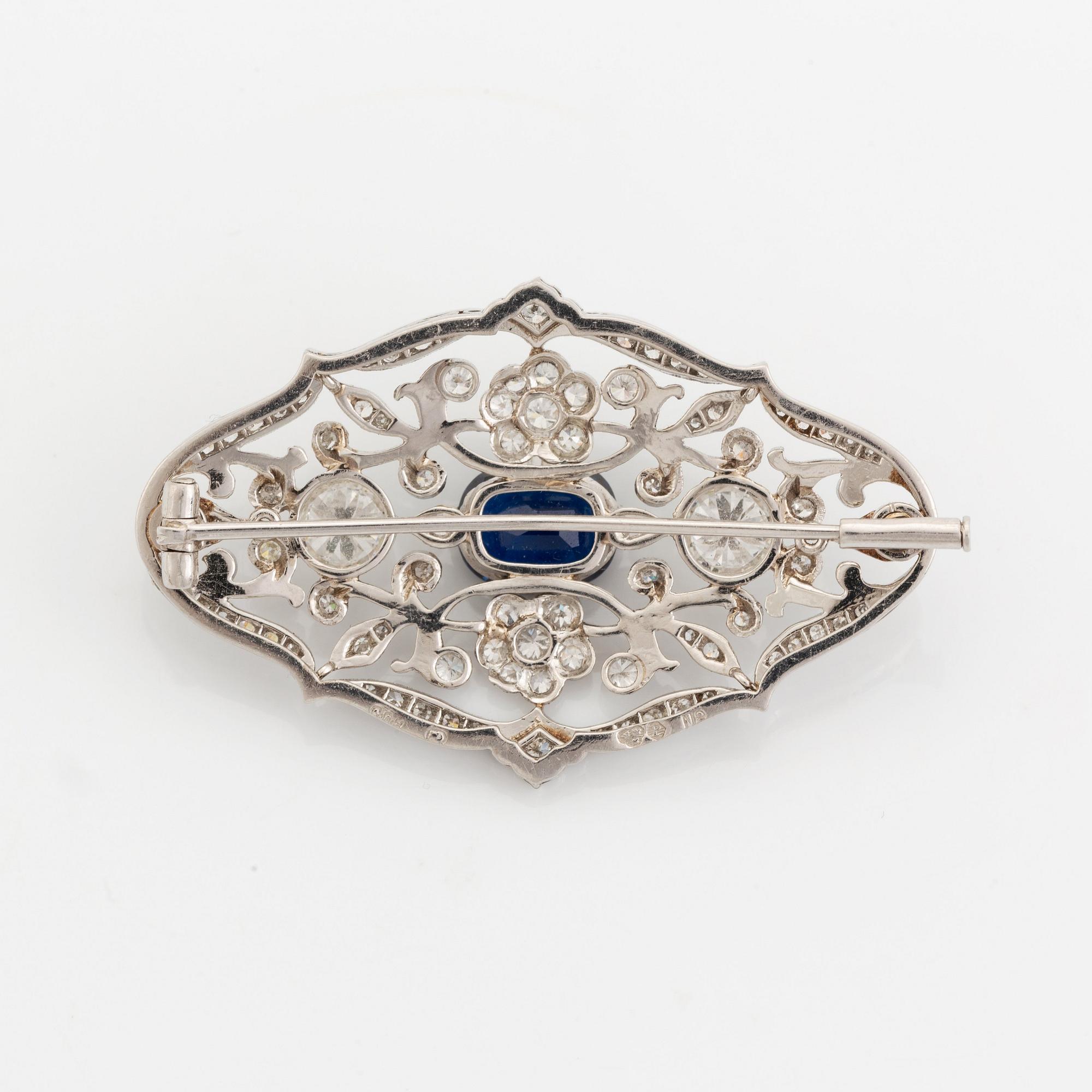Brosch platina med en fasettslipad safir samt gammal- och åttkantslipade diamanter.