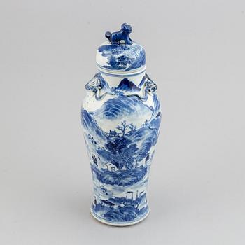 A blue and white vase with cover, Qing dynasty, Guangxu (1872-1908).