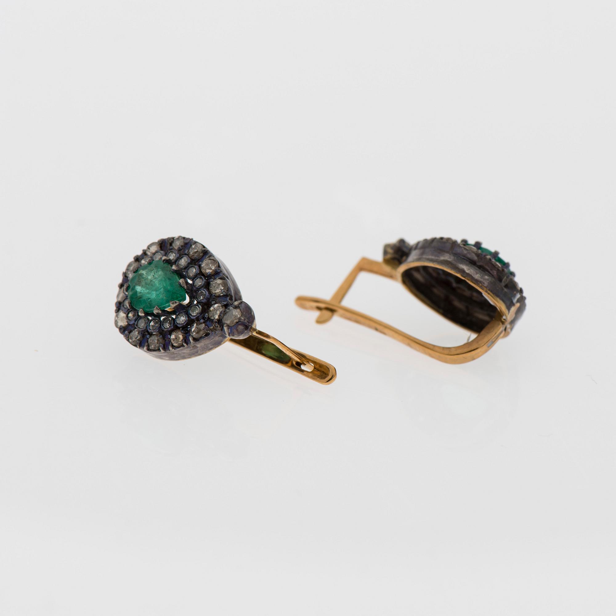 ÖRHÄNGEN, guld (583), smaragder tot. 2,4 ct, diamanter tot. ca 1,20 ct. Sovjetiska stämplar 1950-tal.