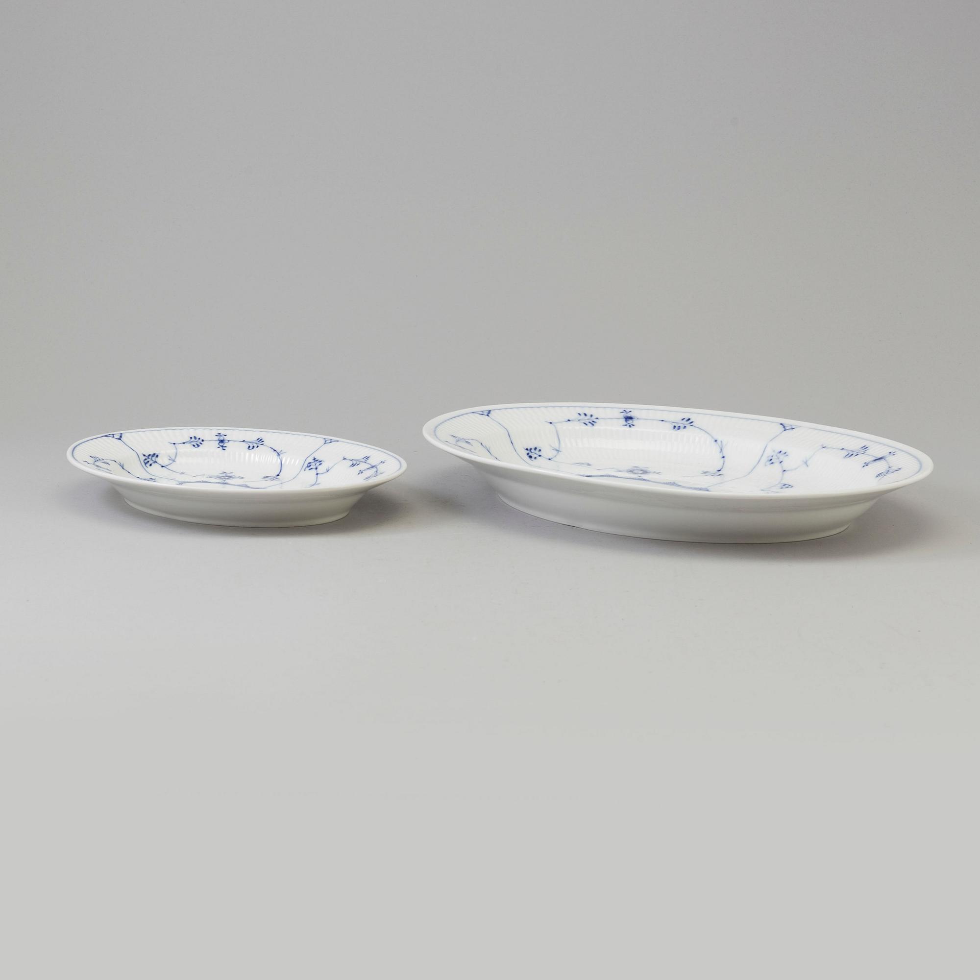 113 pieces of porcelain tableware from Royal Copenhagen, model "Musselmalet", 20th century.