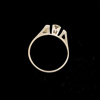 RING, 18k vitguld med briljantslipad diamant samt åttkantslipade diamanter, totalt ca 0,18 ct. Vikt ca 2 g.