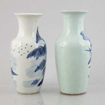 Vaser, 2 st, porslin, Kina, sen Qingdynastin.