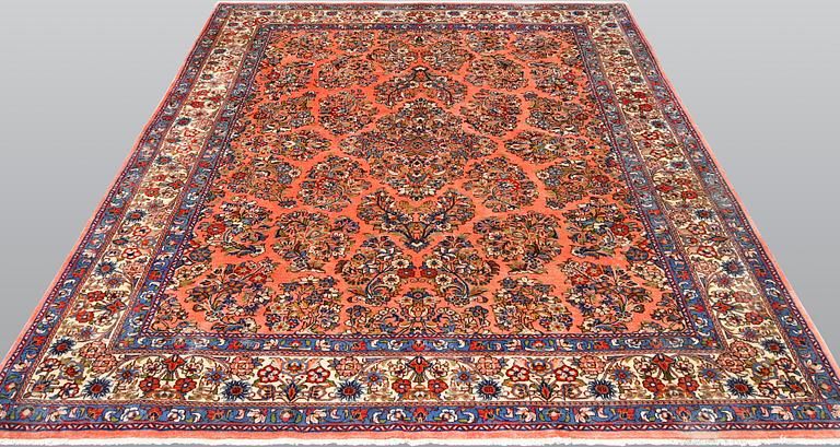 A Sarouk carpet, ca 258 x 210 cm.