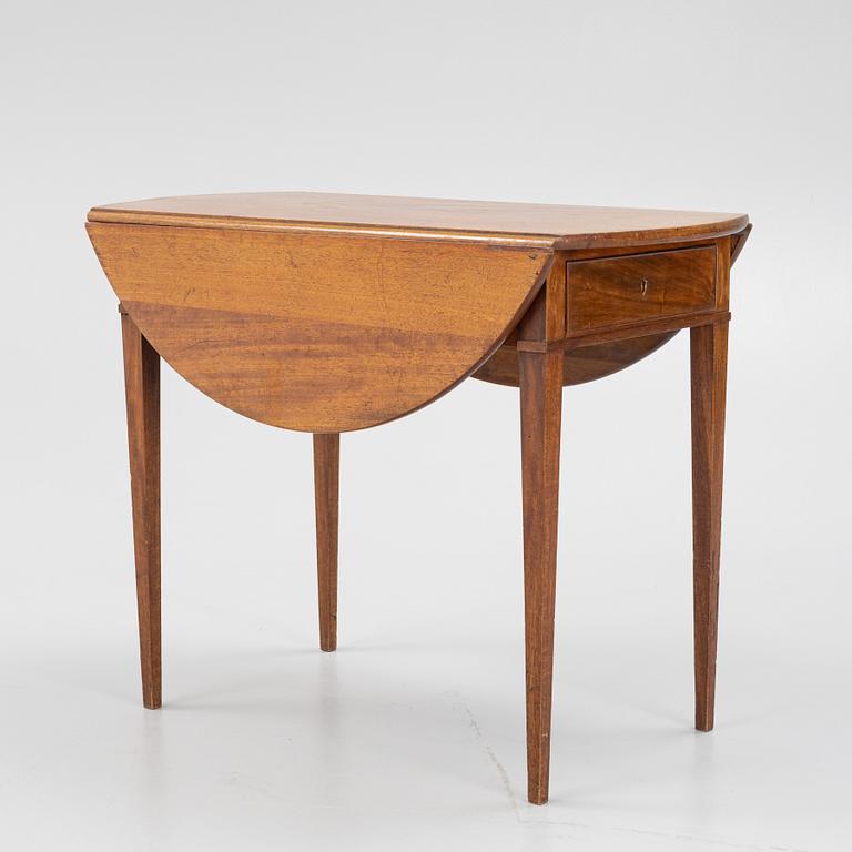 A late Gustavian mahogany drop leaf table from around the year 1800.